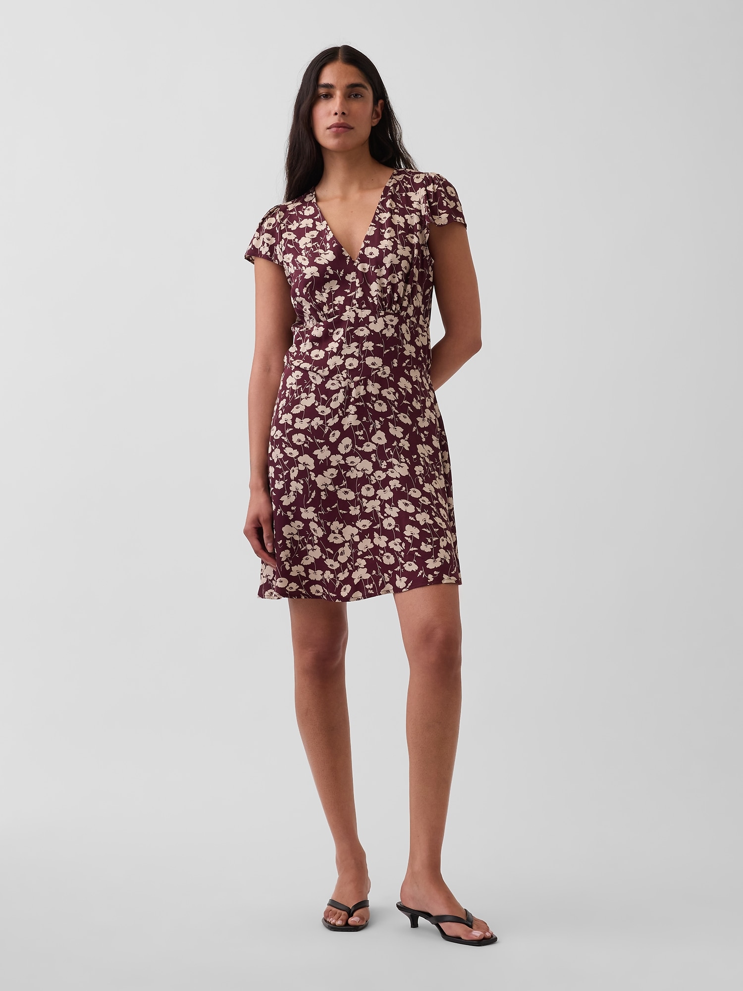ROBE COURTE À ENCOLURE EN V À MOTIF