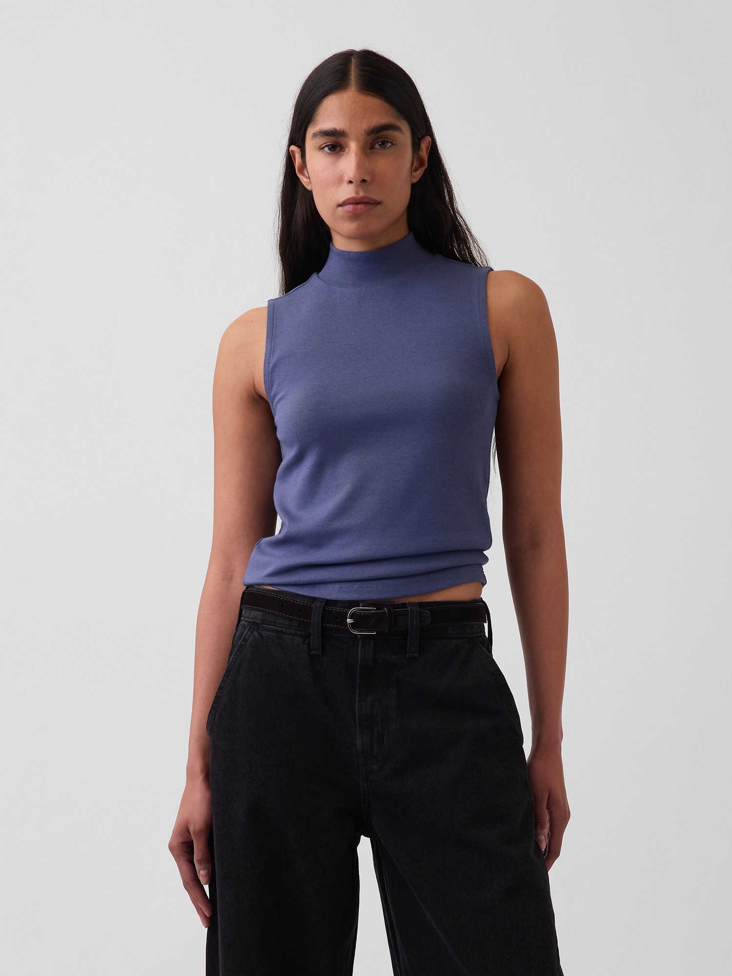 CAMISOLE MODERNE À COL MONTANT
