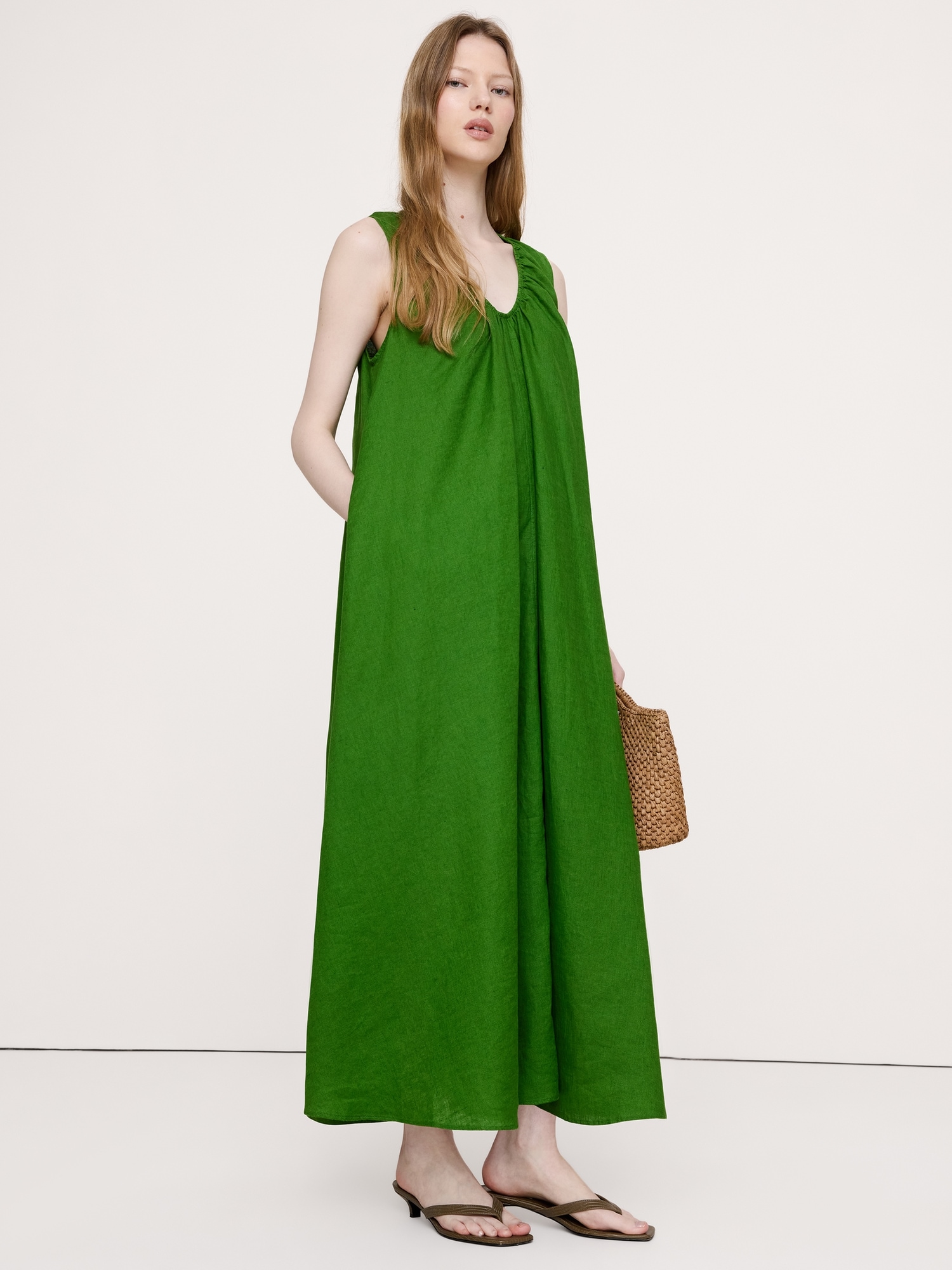 ROBE LONGUE EN LIN À ENCOLURE DÉGAGÉE