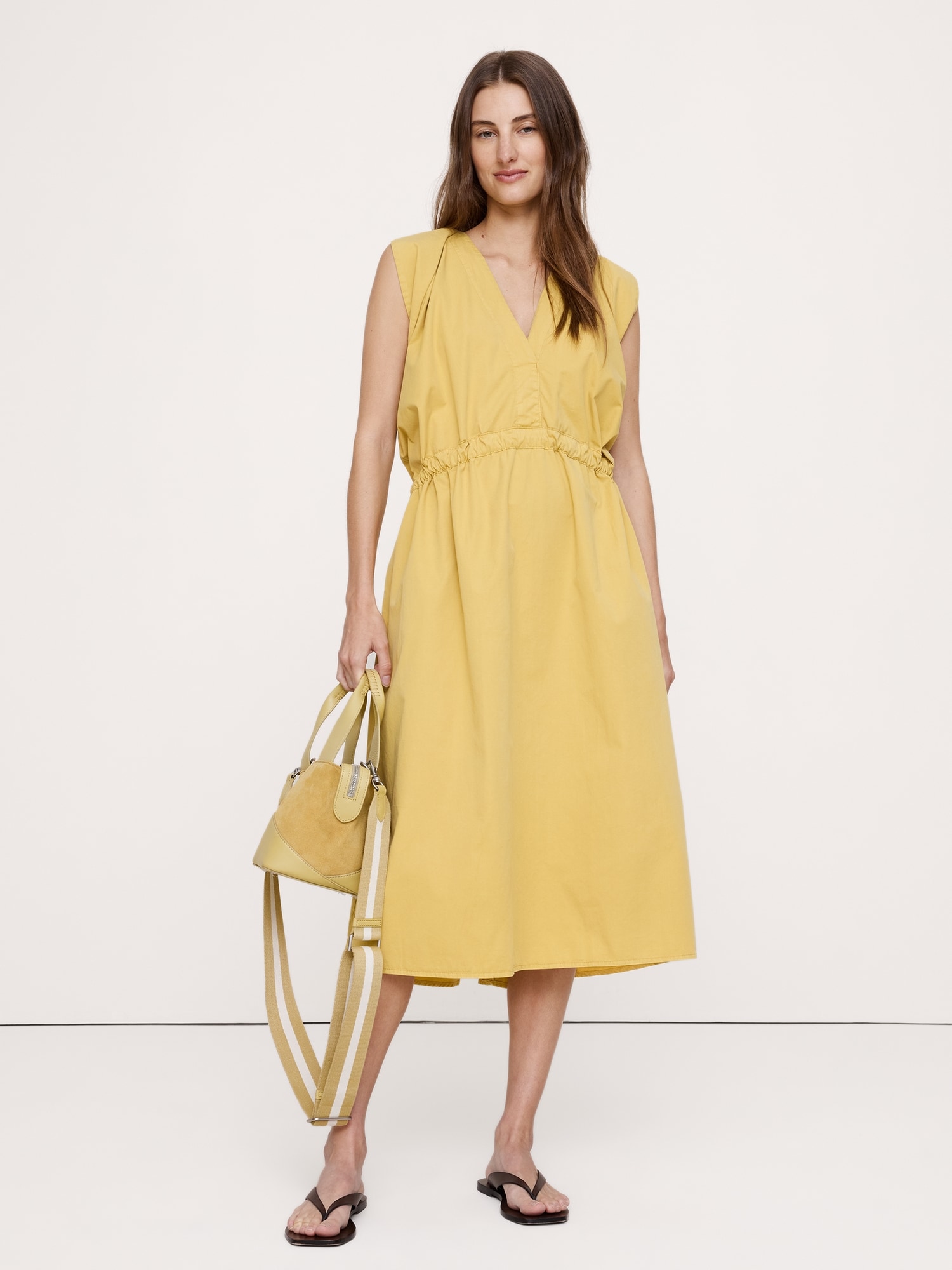 ROBE À TAILLE CINTRÉE EN SERGÉ