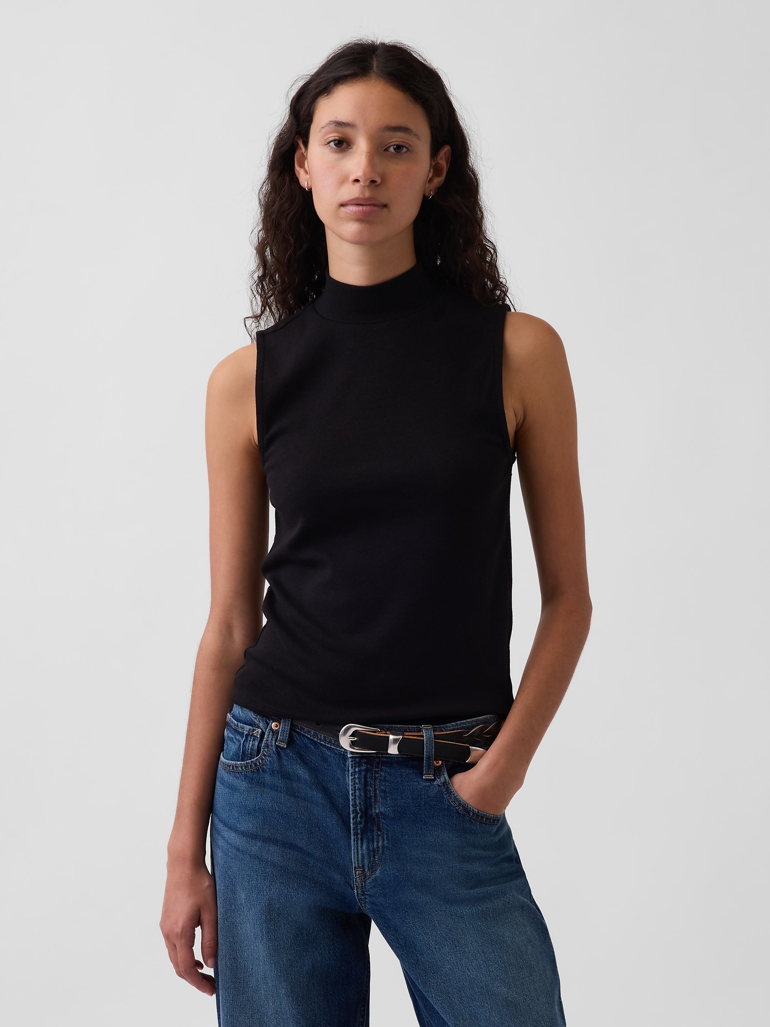 CAMISOLE MODERNE À COL MONTANT