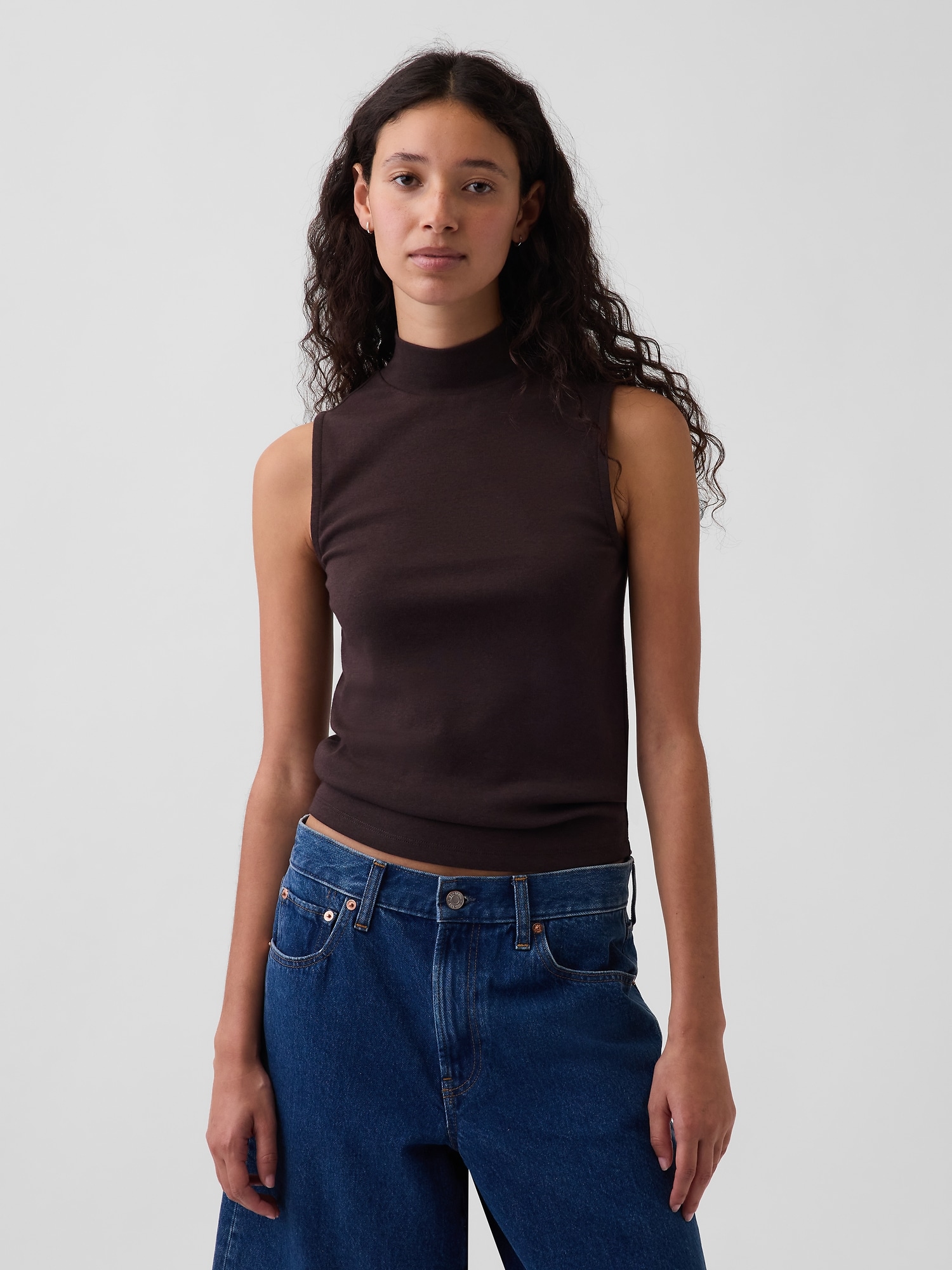 CAMISOLE MODERNE À COL MONTANT
