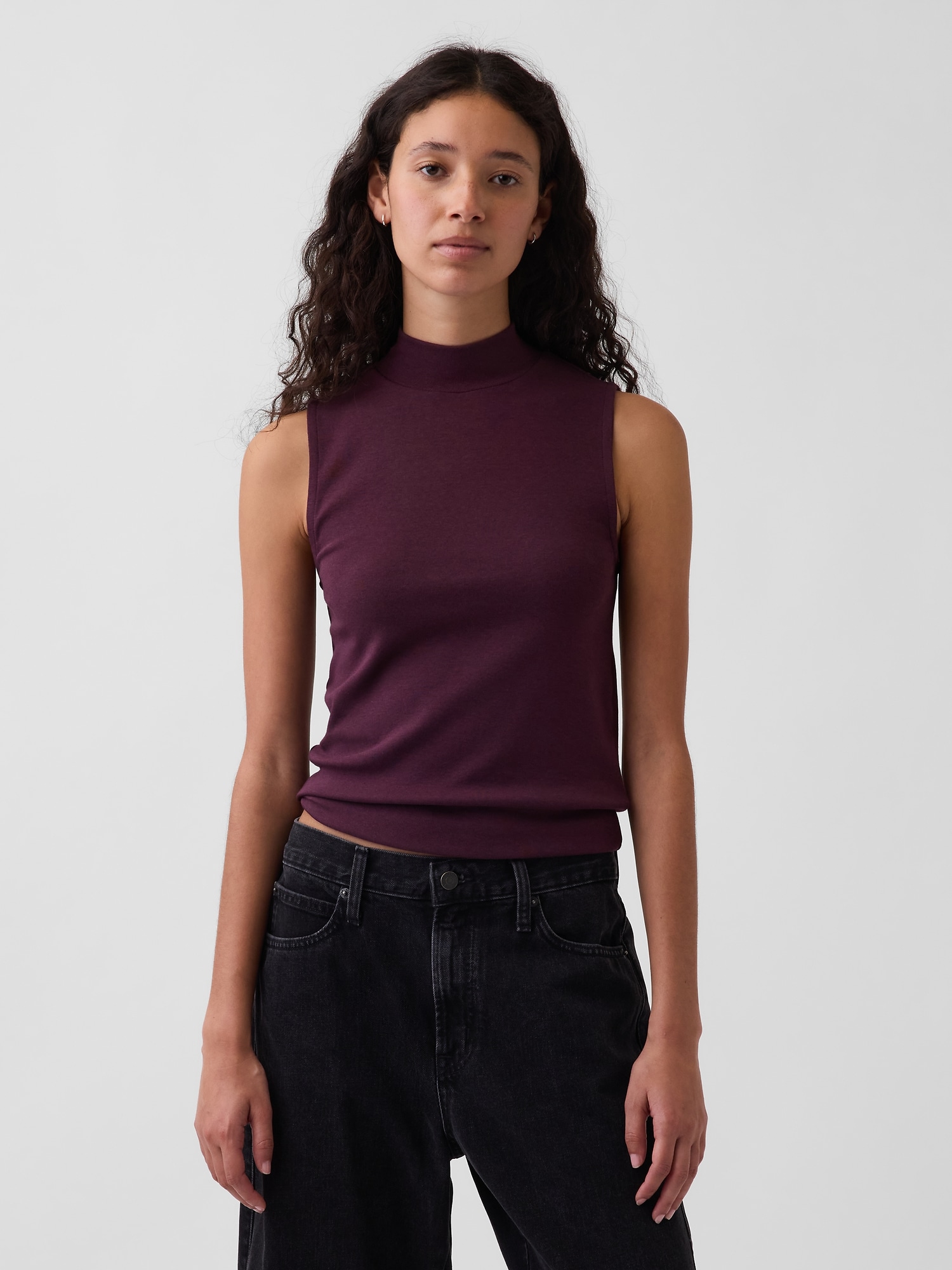 CAMISOLE MODERNE À COL MONTANT