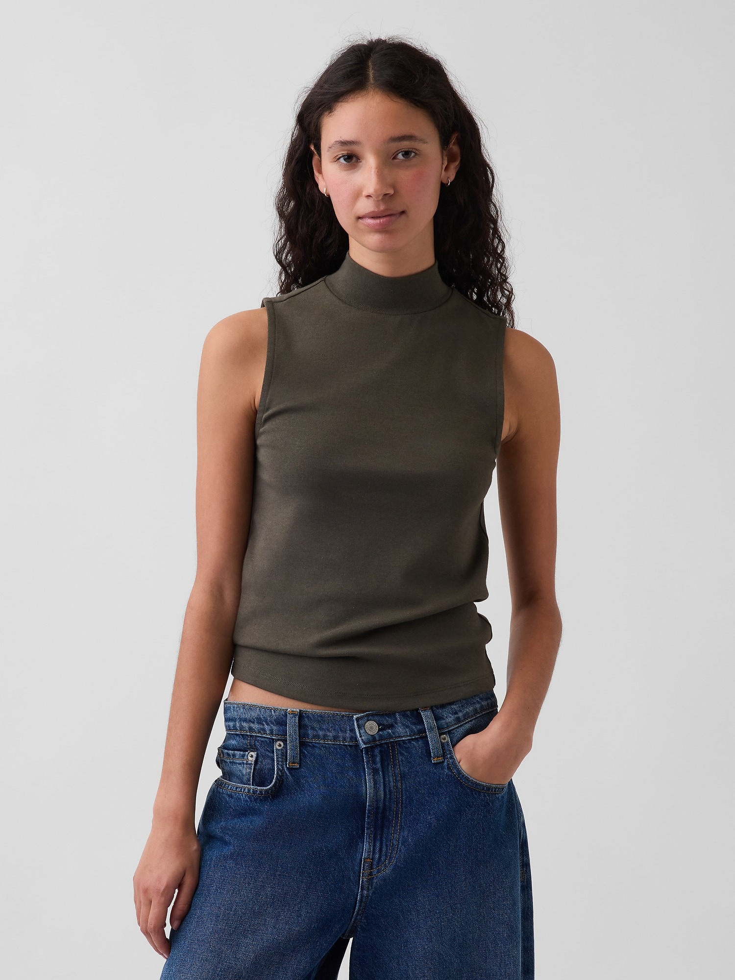 CAMISOLE MODERNE À COL MONTANT