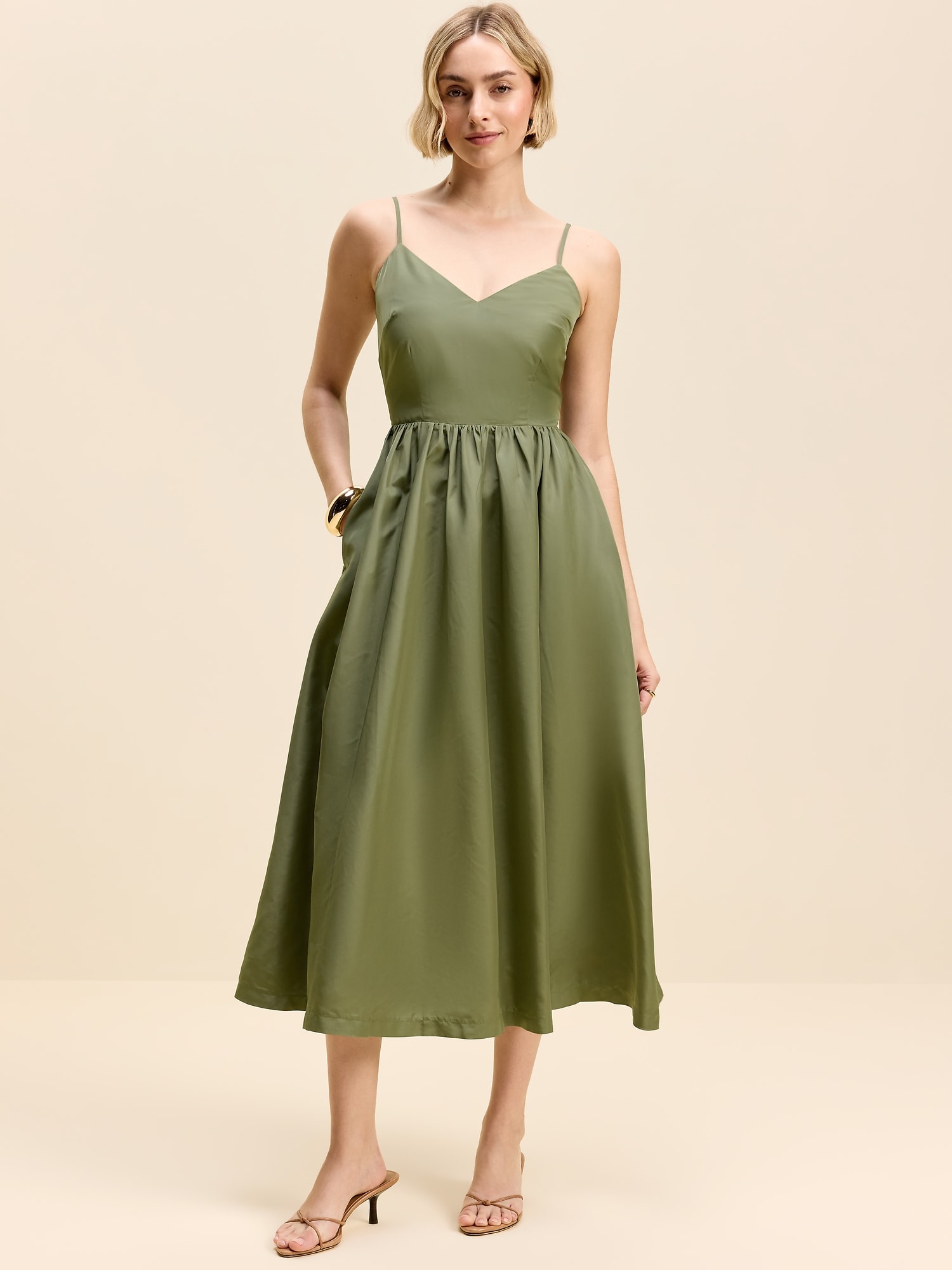 ROBE MI-LONGUE AJUSTÉE ET ÉVASÉE SANS MANCHES EN TAFFETAS MOMENTS SIGNÉS OLD NAVY