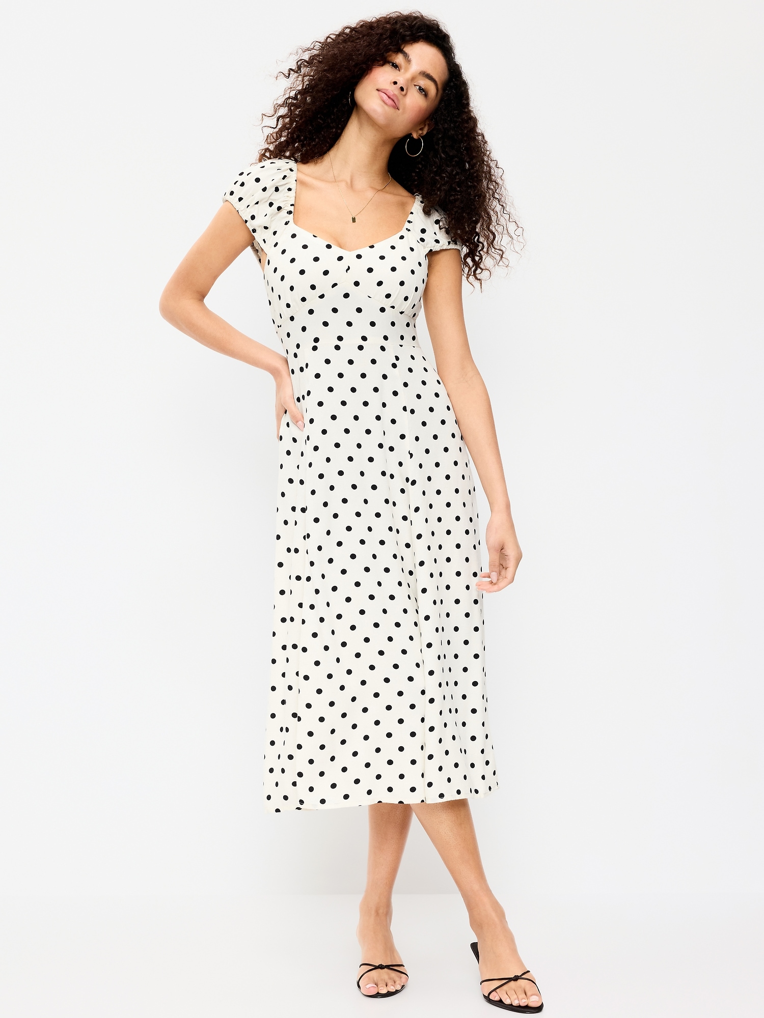 ROBE MI-LONGUE AJUSTÉE ET ÉVASÉE À MANCHES COURTES