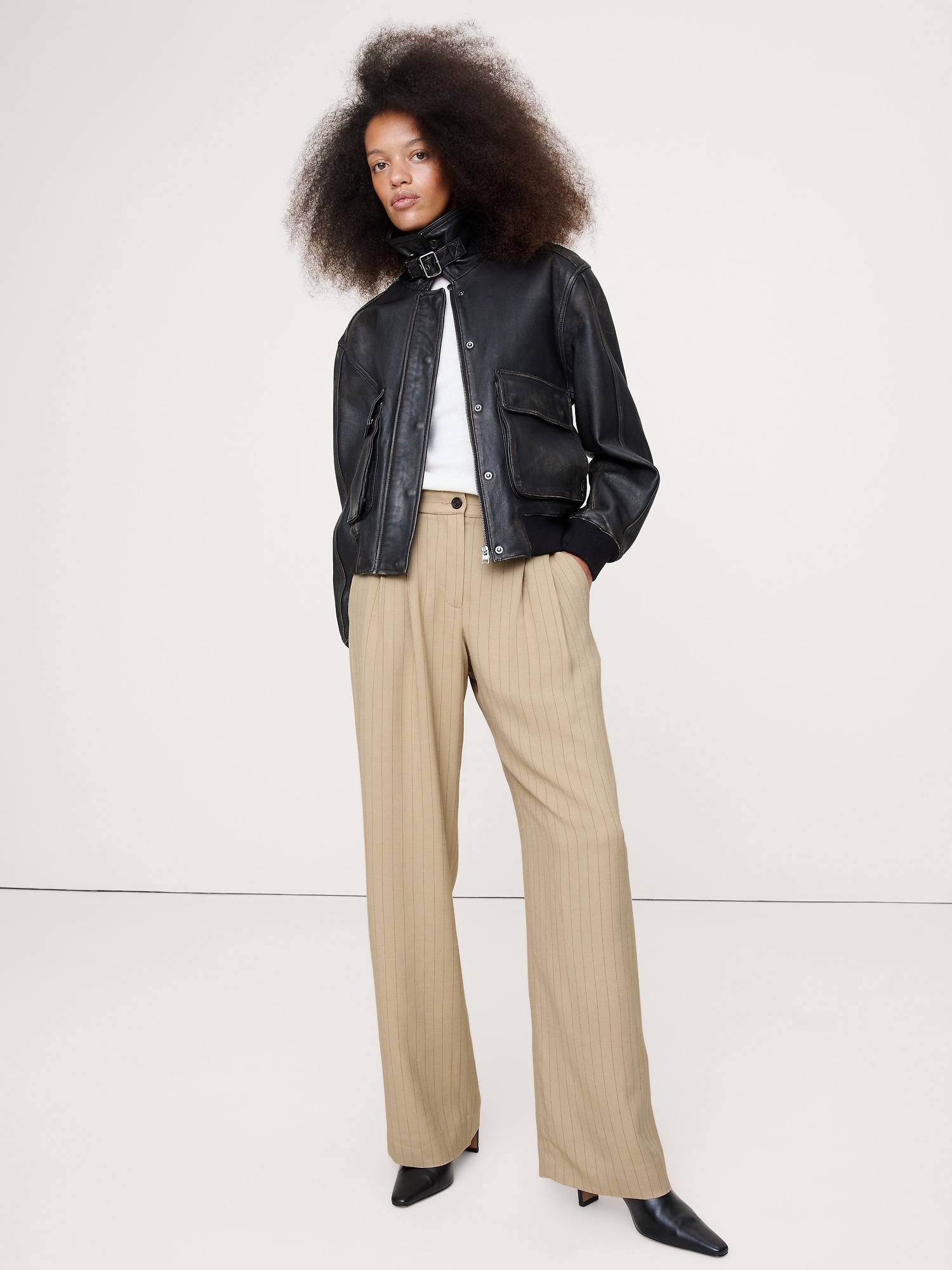 PANTALON DRAPÉ EN SERGÉ À TAILLE MI-BASSE, À PLIS ET JAMBE LARGE SOHO
