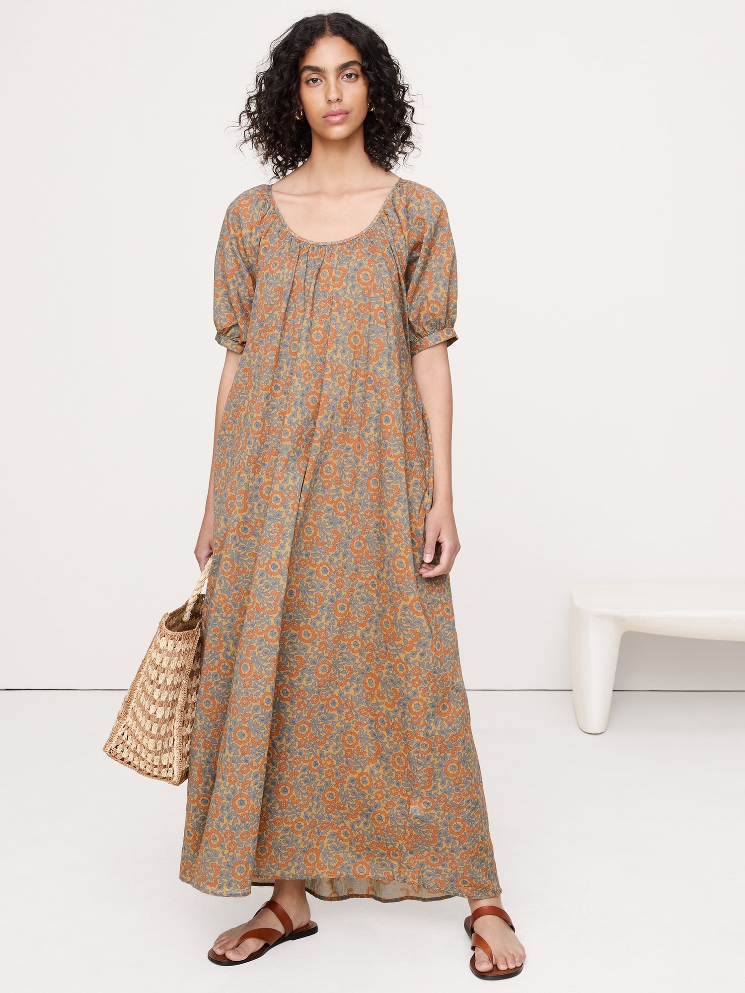 ROBE LONGUE À ENCOLURE DÉGAGÉE EN COTON LÉGER