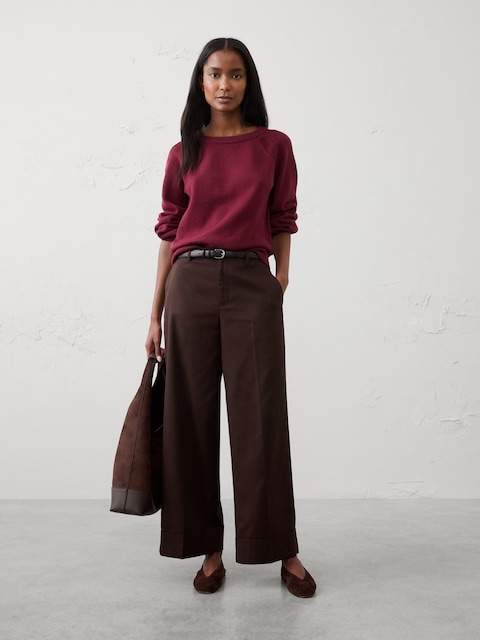 PANTALON EN SERGÉ FLUIDE À JAMBE LARGE ET REVERS, TAILLE MI-BASSE