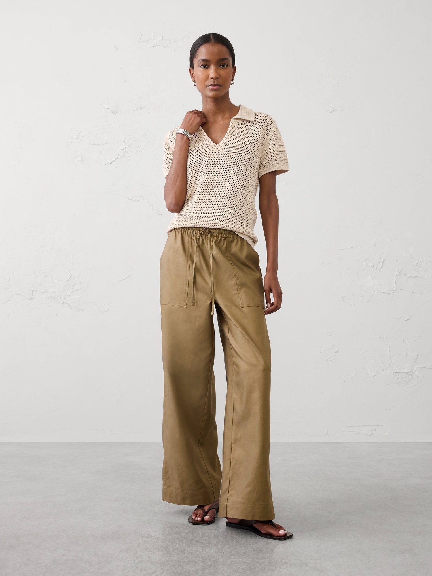 PANTALON DE PEINTRE UTILITAIRE À JAMBE LARGE ET À TAILLE MI-BASSE EXTENSIBLE EN SERGÉ