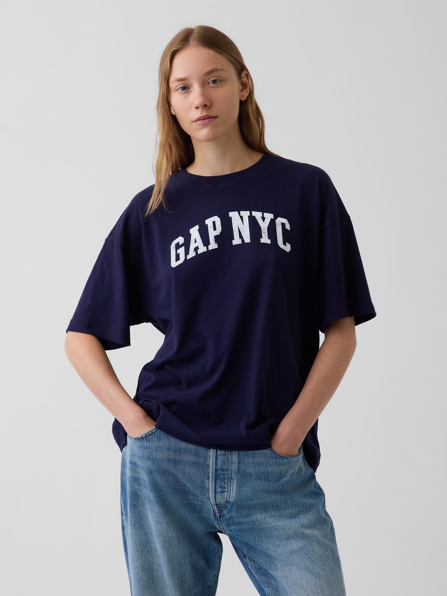 Gap公式オンラインストア | GAP NYCロゴ オーバーサイズTシャツ