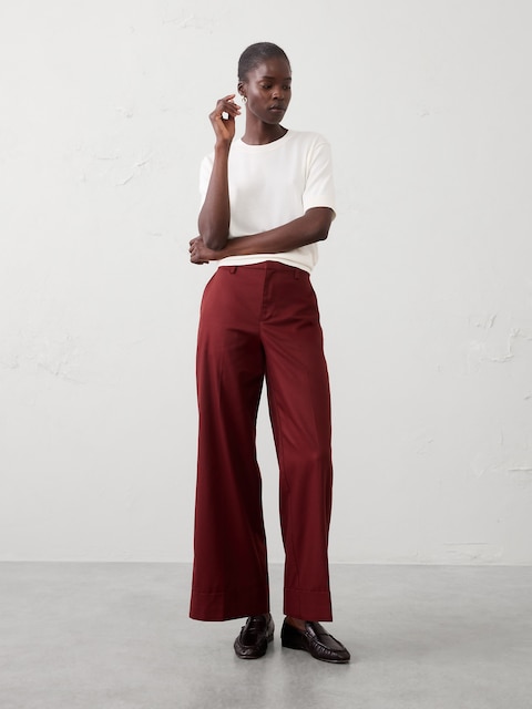 PANTALON EN SERGÉ FLUIDE À JAMBE LARGE ET REVERS, TAILLE MI-BASSE