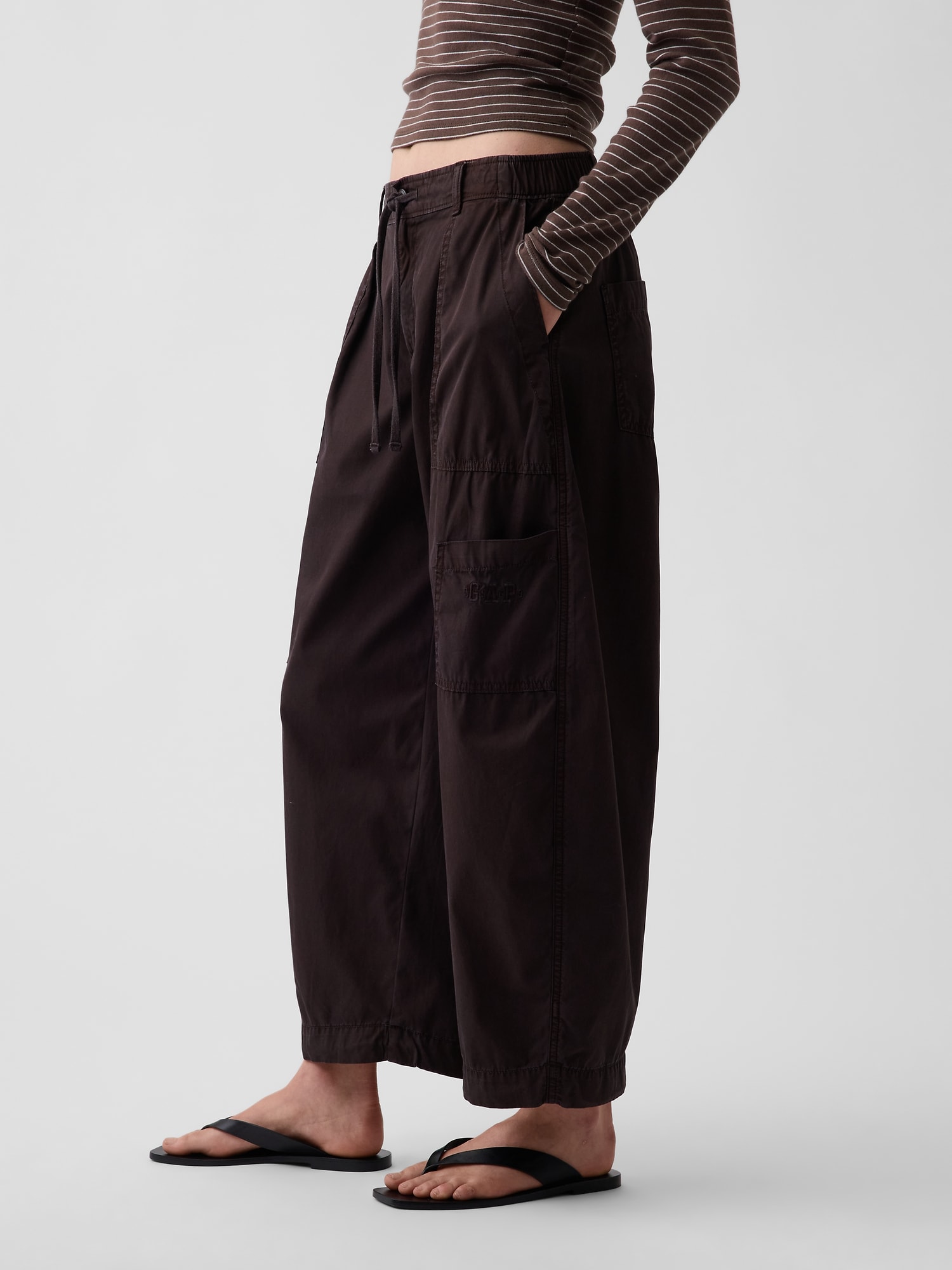 Gap公式オンラインストア | Mid Rise Baggy Barrel Parachute Pants