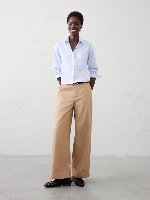 PANTALON EN SERGÉ FLUIDE À JAMBE LARGE ET REVERS, TAILLE MI-BASSE