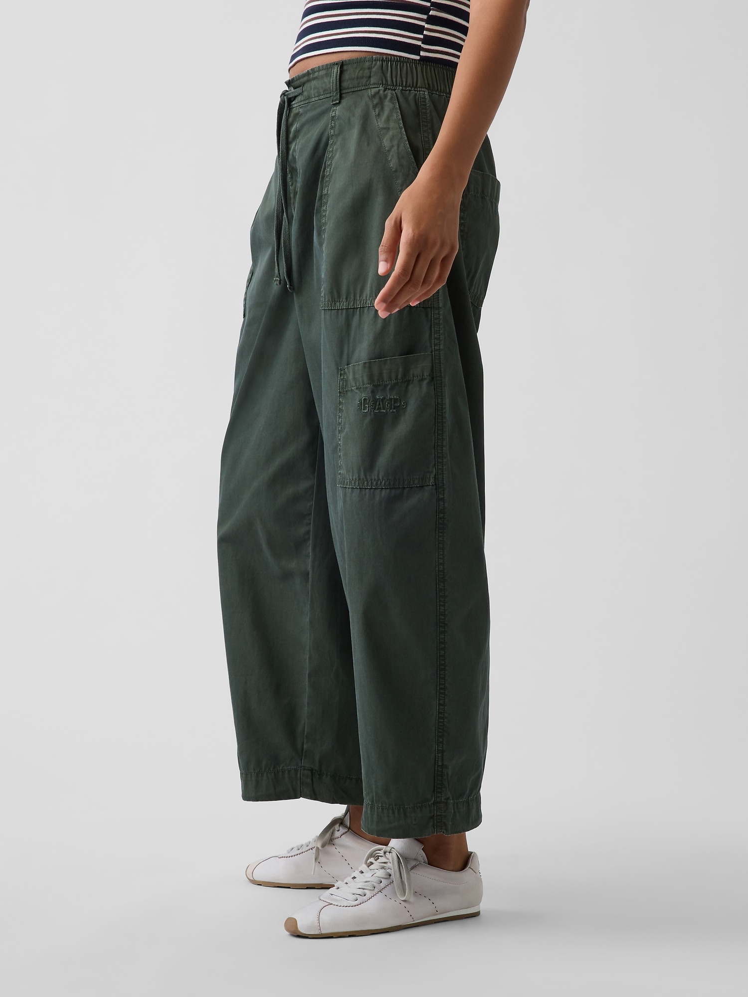 Gap公式オンラインストア | Mid Rise Baggy Barrel Parachute Pants