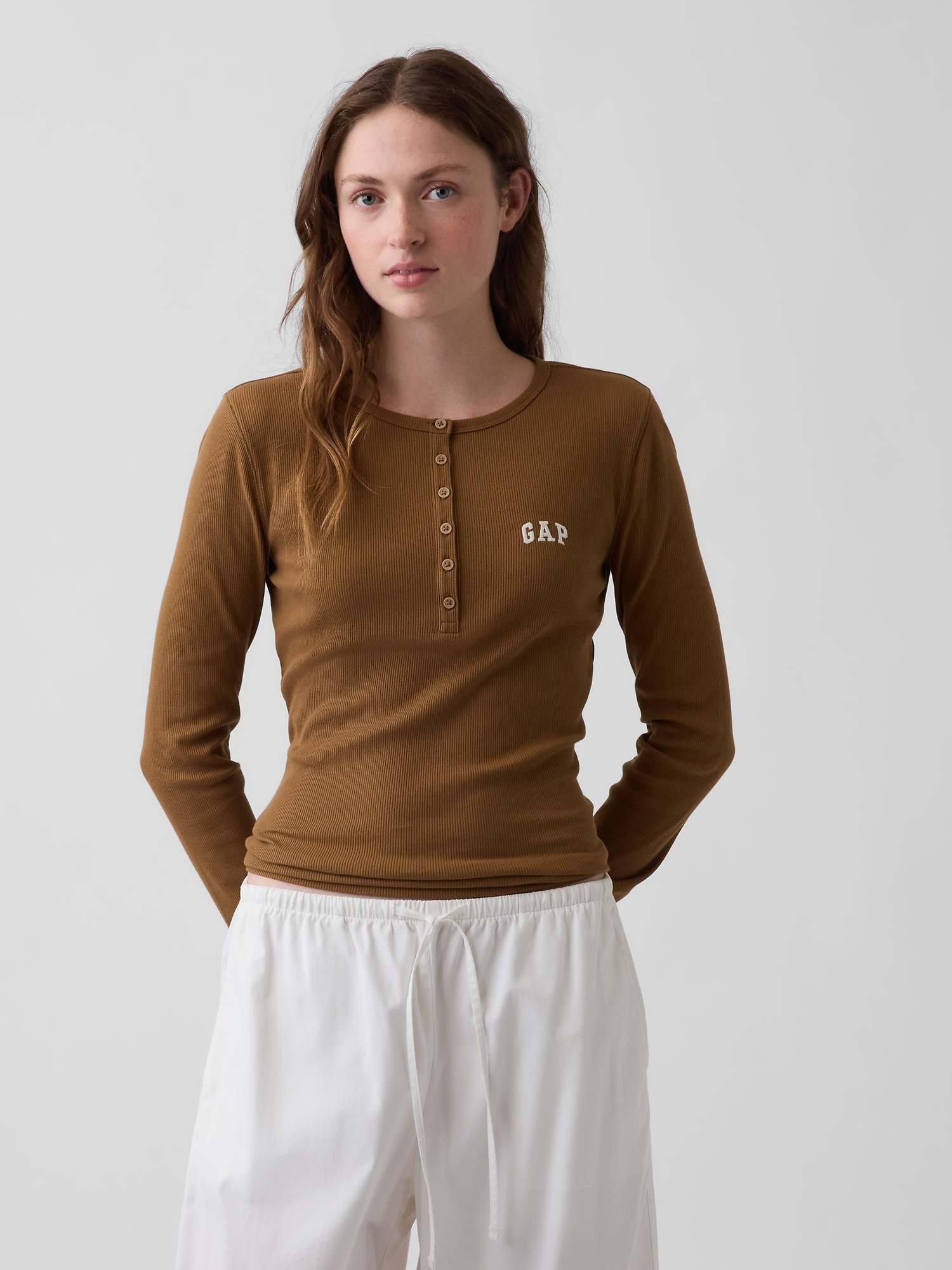Gap公式オンラインストア | リブ GAPロゴ ヘンリーネックTシャツ
