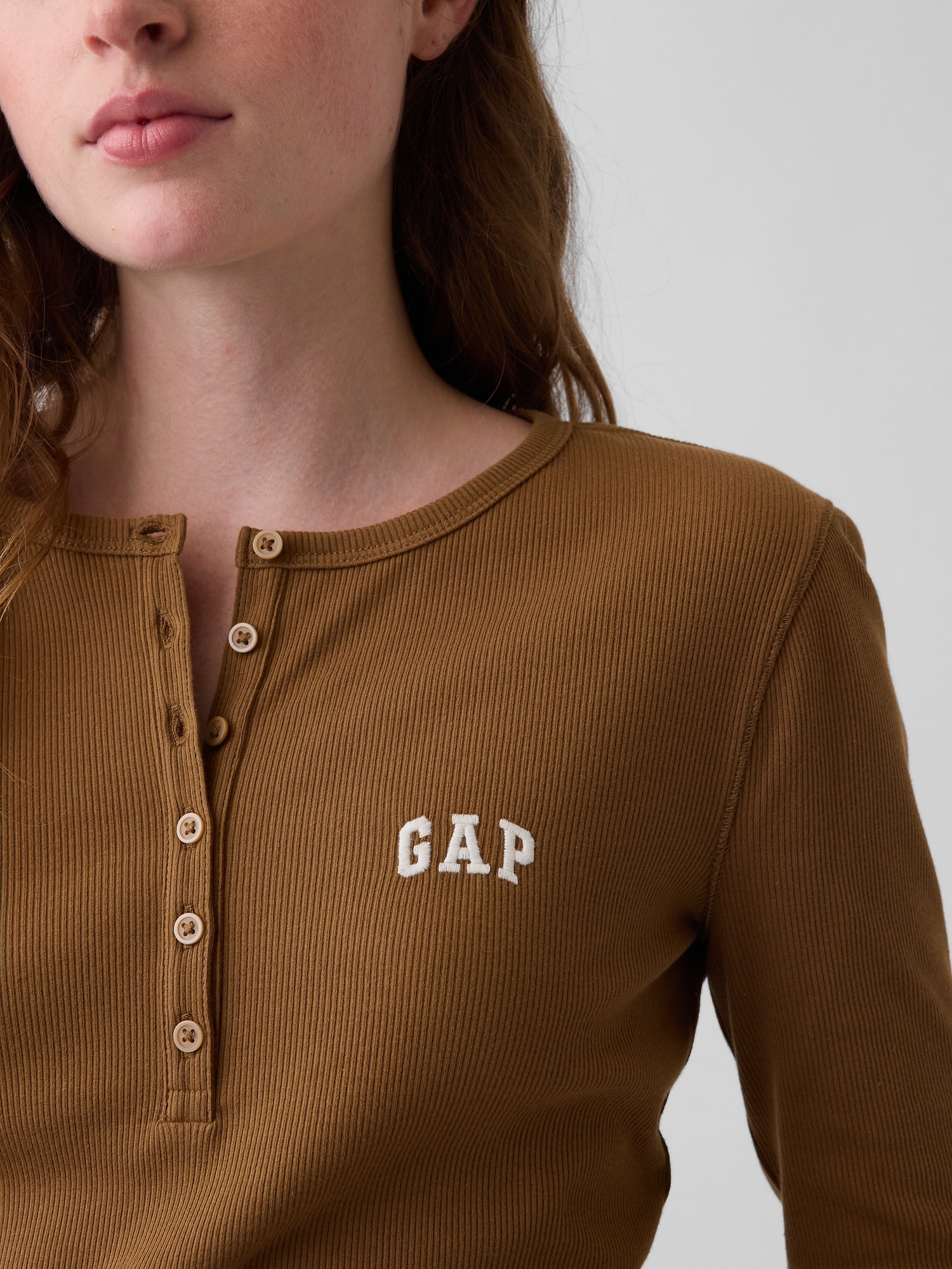 Gap公式オンラインストア | リブ GAPロゴ ヘンリーネックTシャツ