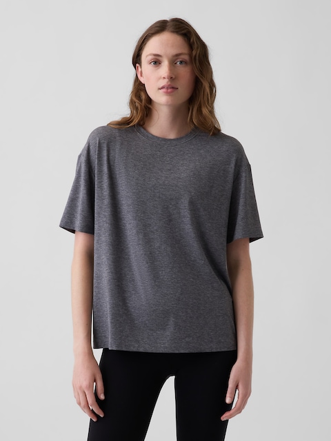 T-SHIRT EN TISSU GAPFIT RESPIRANT À COUPE DÉCONTRACTÉE.
