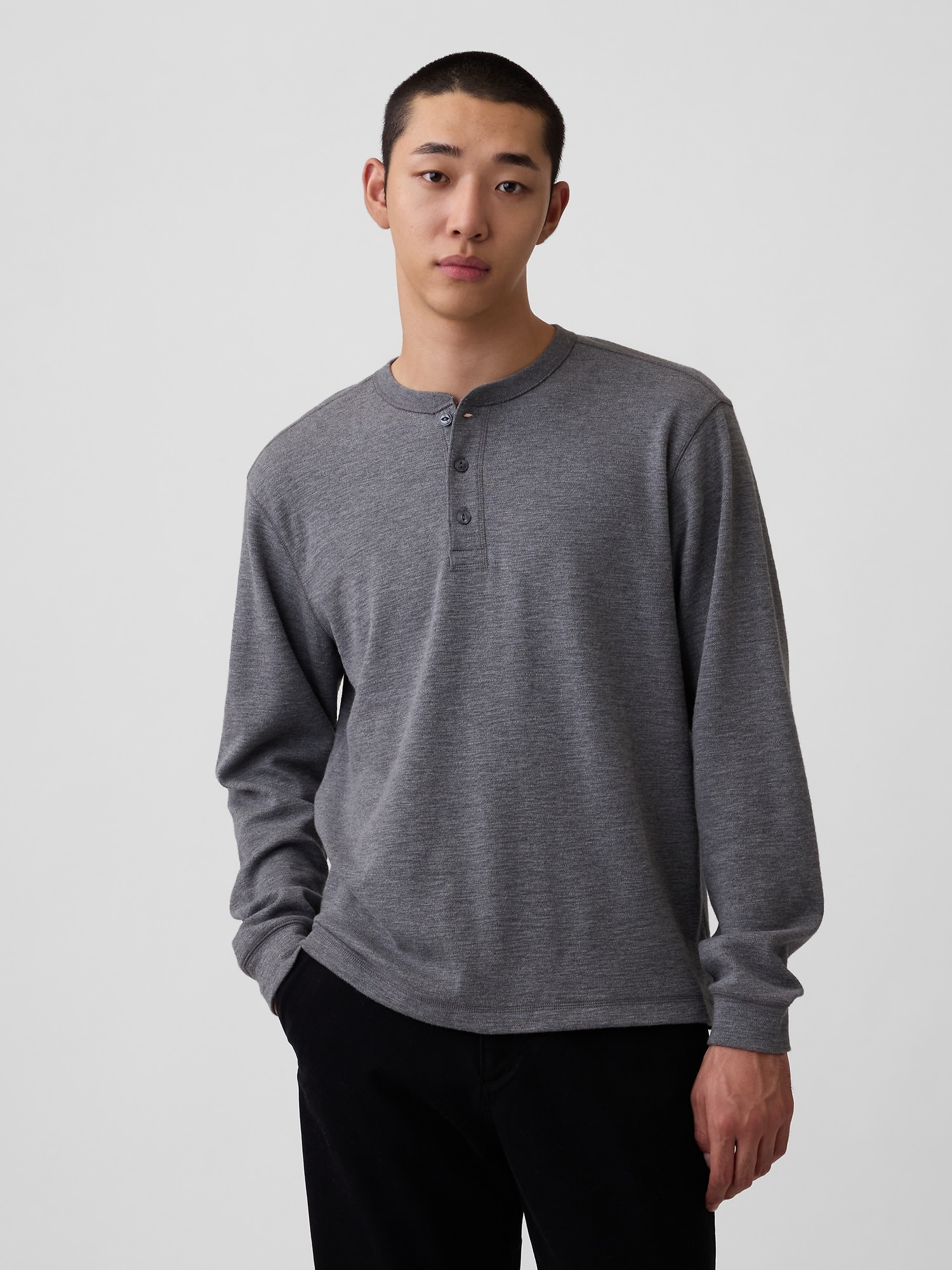 Gap公式オンラインストア | リラックスフィット ヘンリーネックTシャツ
