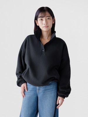 リラックスフィット GAPロゴ マイクロフリース ハーフスナップボタン スウェットシャツ