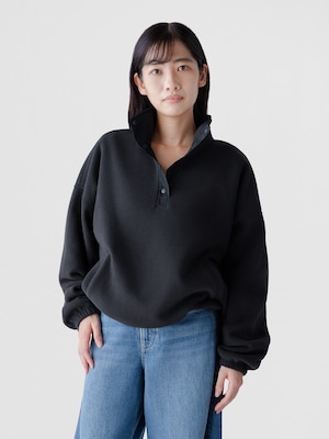 リラックスフィット GAPロゴ マイクロフリース ハーフスナップボタン スウェットシャツ